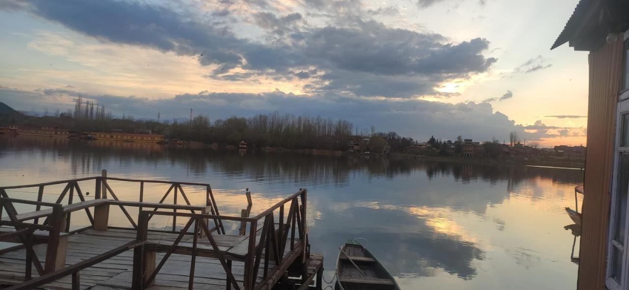 Lakeside Homestay Srinagar Exterior foto