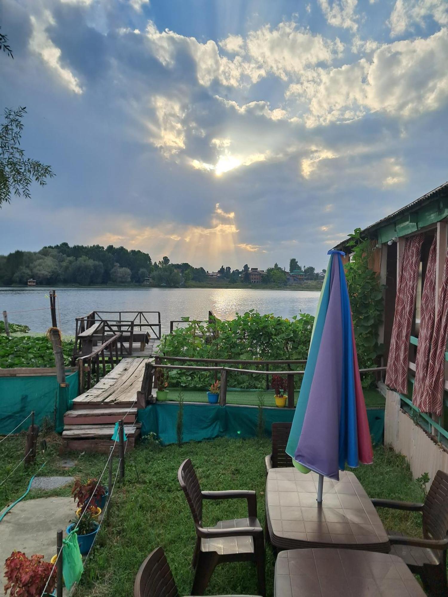 Lakeside Homestay Srinagar Exterior foto